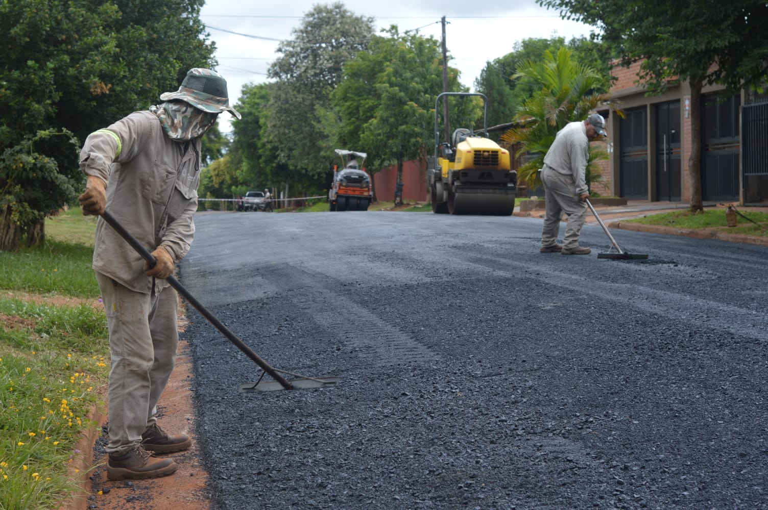 Mayor infraestructura en los barrios, asfaltan calles de La Cima